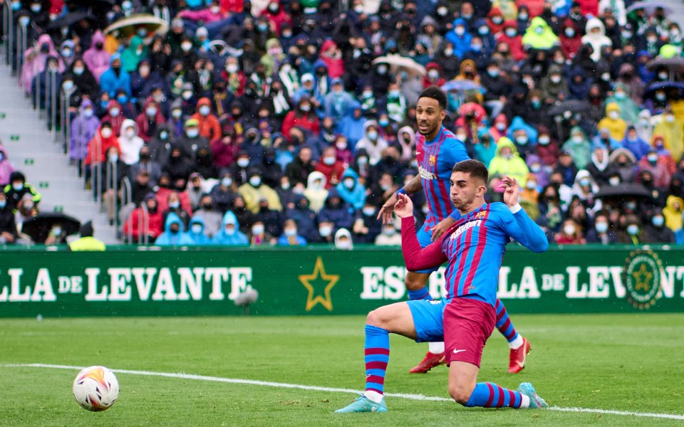 Отборите на Елче и Барселона играят при в сблъсък от