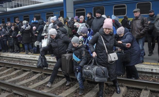 Русия отваря хуманитарни коридори в Украйна за евакуиране на цивилни