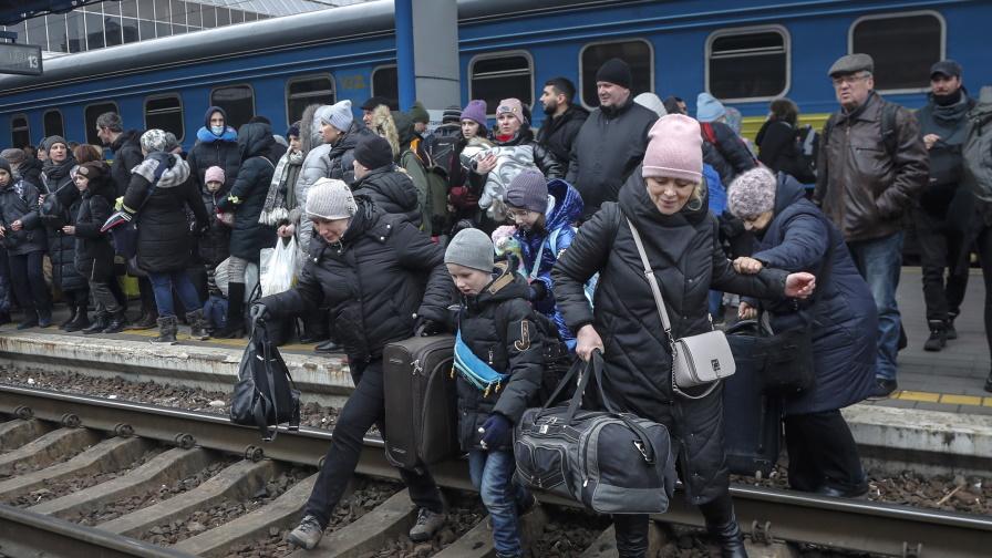 Украйна подновява евакуацията на цивилни по 3 хуманитарни коридора