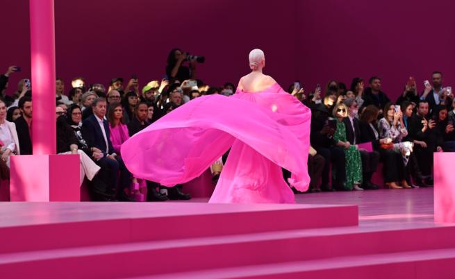 Безкрайно розово на “Валентино” на Парижката седмица на модата