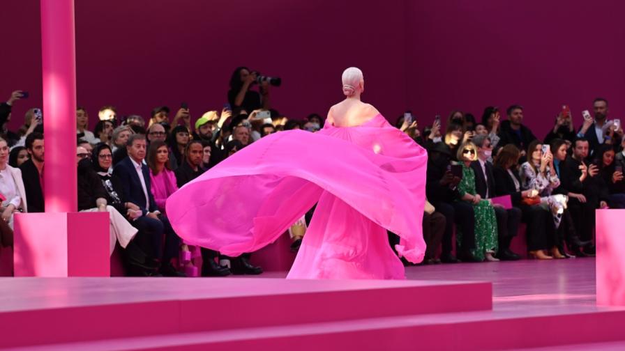 Безкрайно розово на “Валентино” на Парижката седмица на модата
