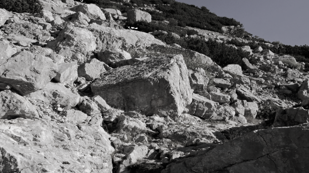 Срутване на скали затвори пътя в Кресненското дефиле