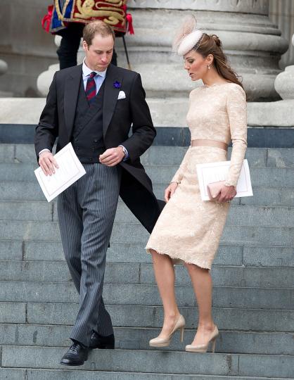 <p><strong>2012 година</strong></p>

<p>На честванията по повод&nbsp;диамантения юбилей&nbsp;на&nbsp;кралица Елизабет II&nbsp;Кейт Мидълтън затвърди мнението на всички, че има невероятен стил.</p>

<p>Херцогинята се появи с невероятна рокля по нея с дантела в телесен цвят.</p>

<p><a href="https://www.edna.bg/izvestni/neveroiatnata-kejt-4626867" target="_blank"><span style="color:#a52a2a;"><u><strong>Припомнете си повече ТУК &gt;&gt;&gt;</strong></u></span></a></p>