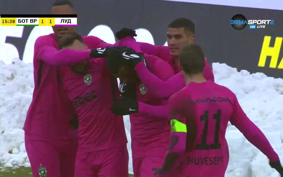 Алекс Сантана се възползва от грешка в защитата на домакините