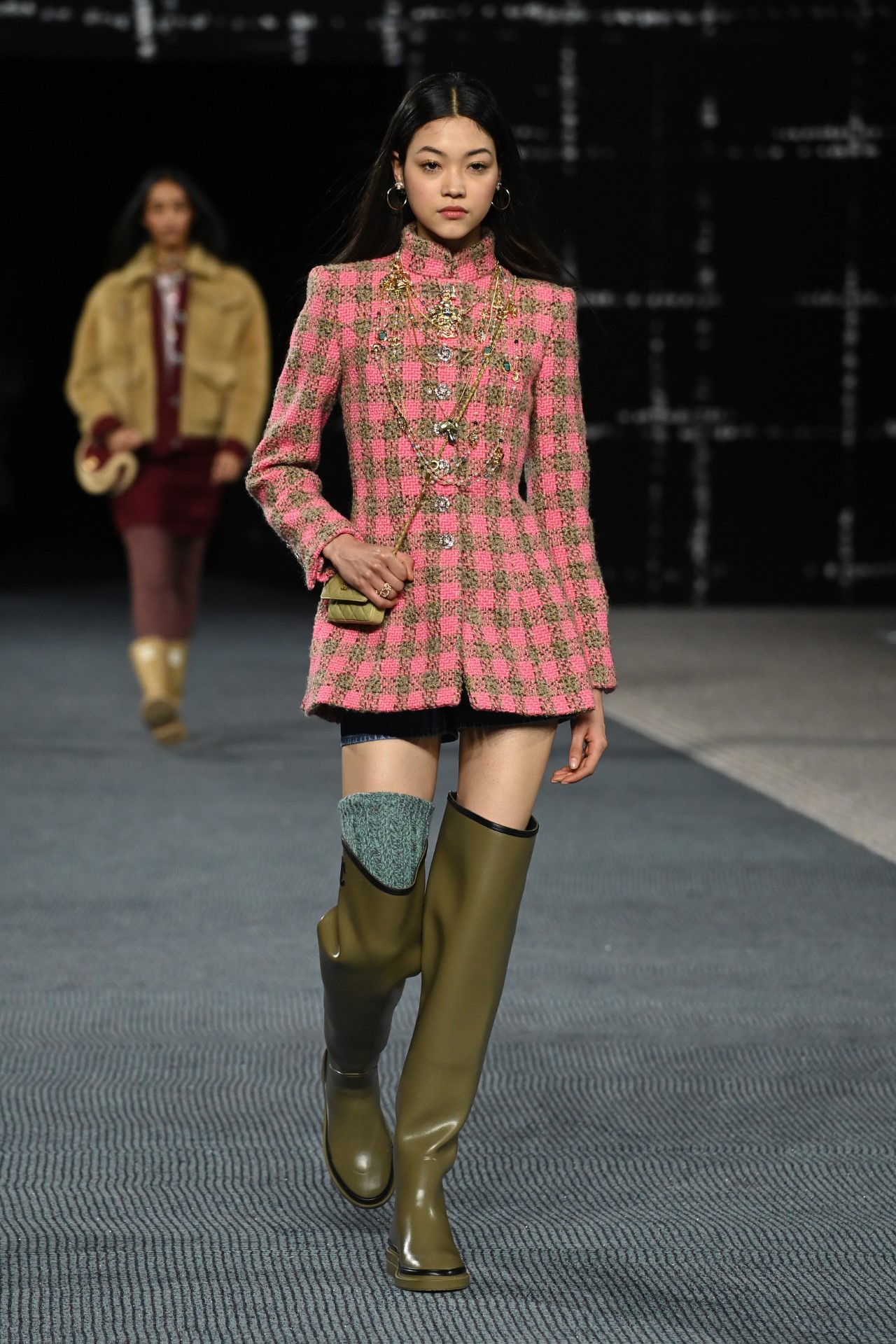 <p>Костюми, палта, панталони: жената на &quot;Шанел&quot; е облечена в туид в нюанси от шотландски пейзажи, както когато Габриел &quot;Коко&quot; Шанел си присвоява дрехи на херцога на Уестминстър, в колекцията за сезон есен-зима 2022/2023, представена в рамките на Парижката седмица на модата</p>