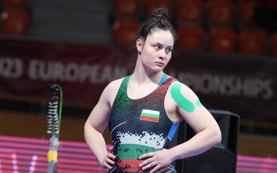 Ванеса Калоянова ще спори за бронза при най-тежките на Евро 2022