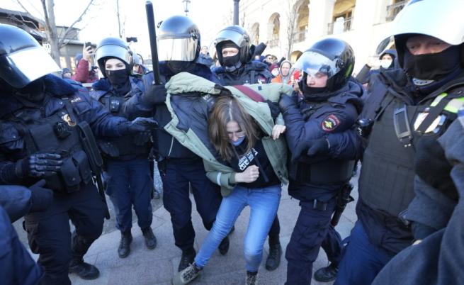 В Русия: Как глобяват за антивоенни протести