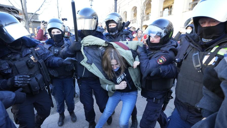 В Русия: Как глобяват за антивоенни протести
