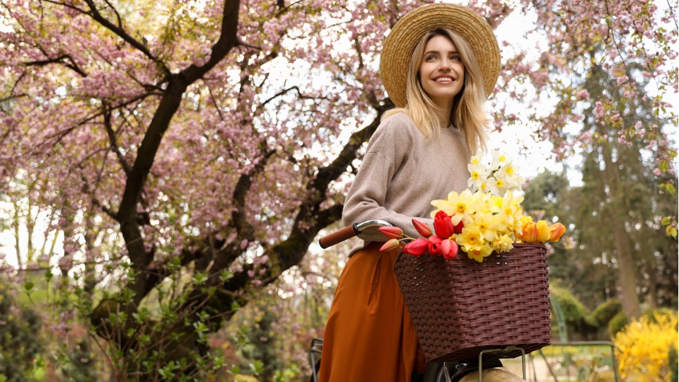 жена пролет цветя природа колело