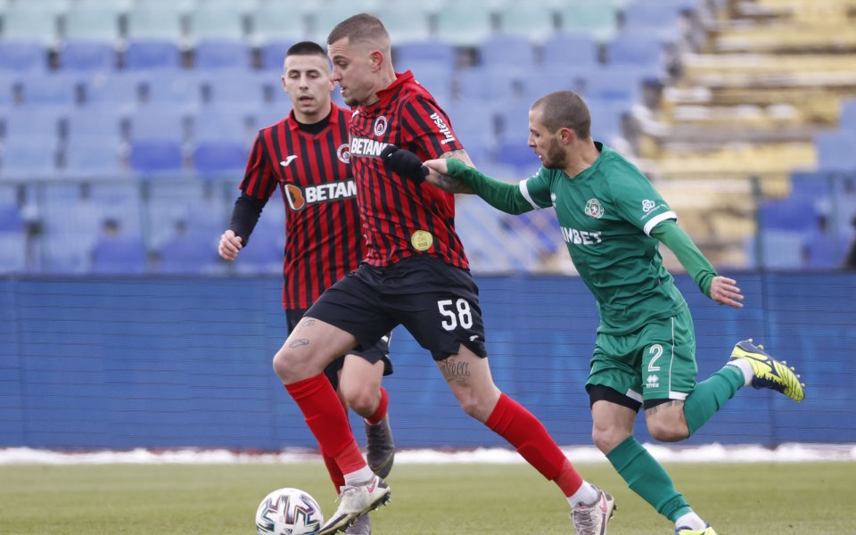 Няколко минути по-късно нова грешка на Валери Христов доведе до