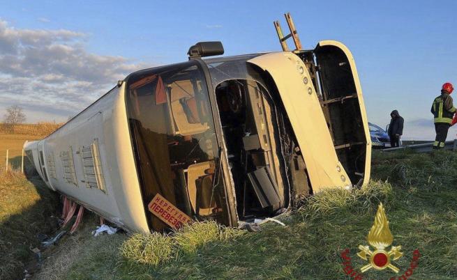 Автобус с бежанци от Украйна се преобърна на магистрала в Северна Италия, един човек е загинал