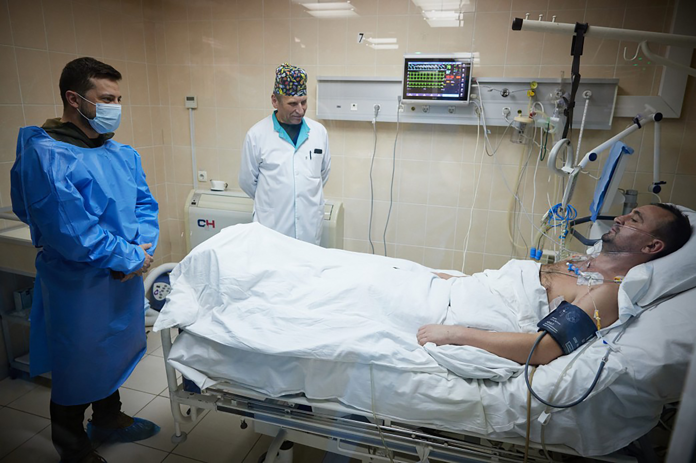 <p>Президентът на Украйна Володимир Зеленски посети ранени войници, приети за лечение във военна болница. Междувременно украинският здравен министър Виктор Ляшко съобщи, че седем болници в Украйна са били разрушени от началото на руската инвазия.</p>