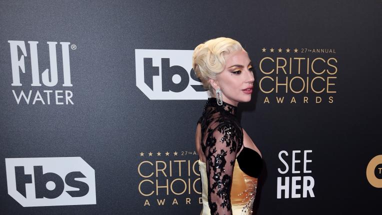 Лейди Гага в Gucci за наградите Изборът на критиците
