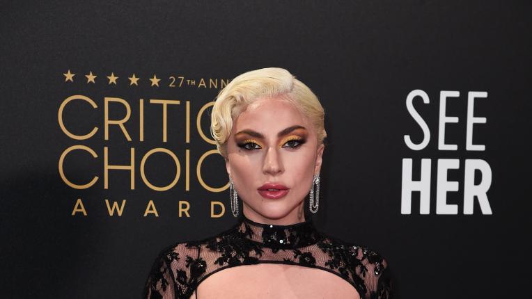  Лейди Гага в Gucci за премиите Изборът на критиците 