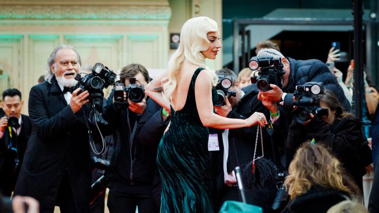 Лейди Гага с ретро визия на наградите БАФТА