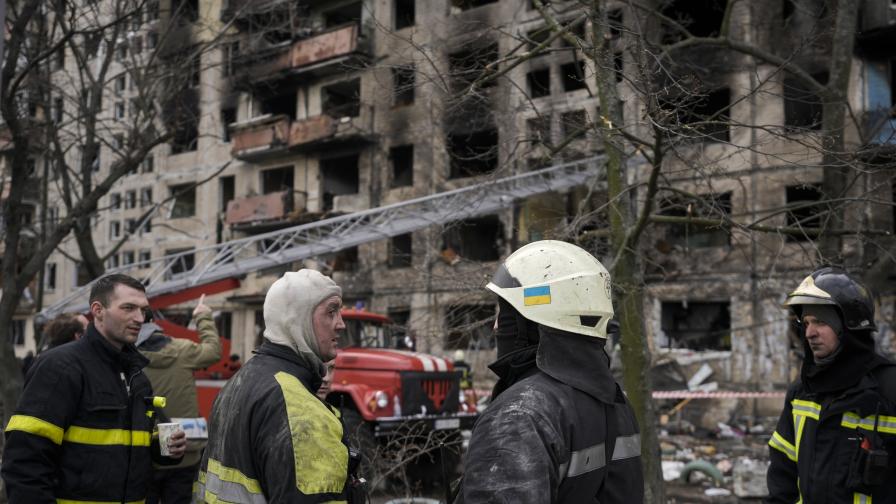 Украйна: Удар срещу жилищен блок в Киев, има загинали и ранени