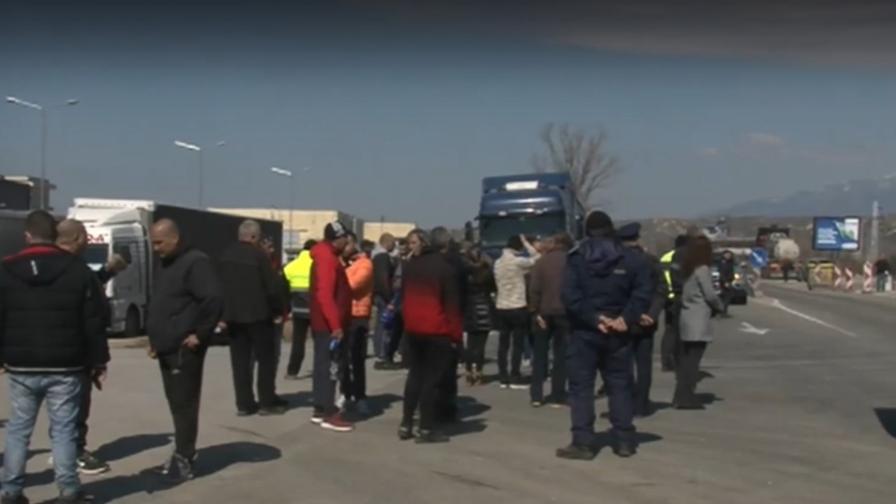 Камиони чакат с часове на ГКПП "Кулата" заради проверки за зърно