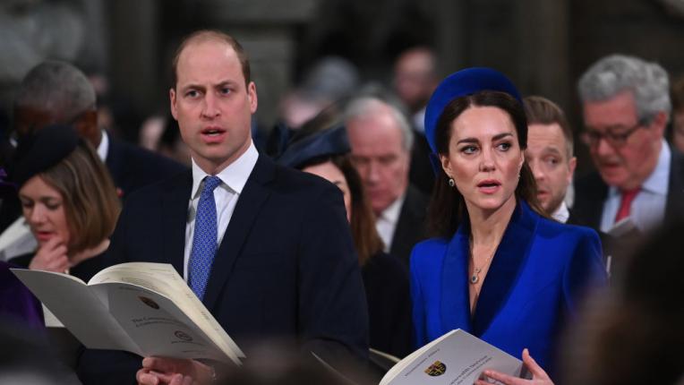  Кейт Мидълтън в кралско синьо и с бижутата на Даяна за Деня на Британската общественост 