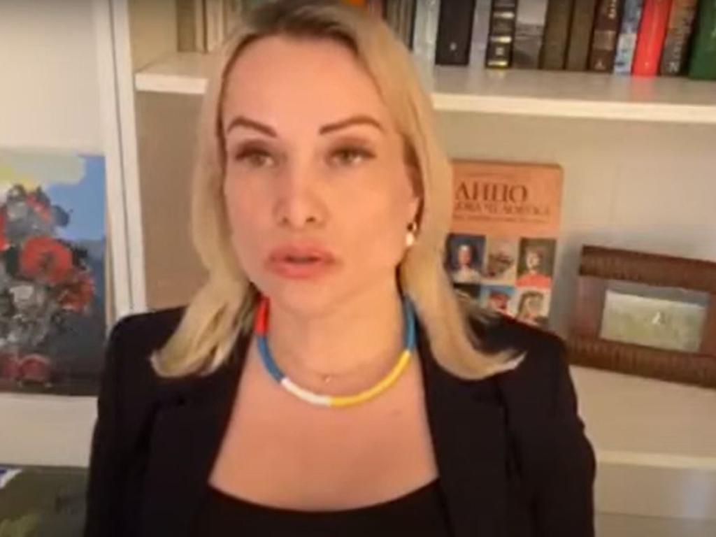 Бившият редактор от руската телевизия Първи канал Марина Овсянникова беше
