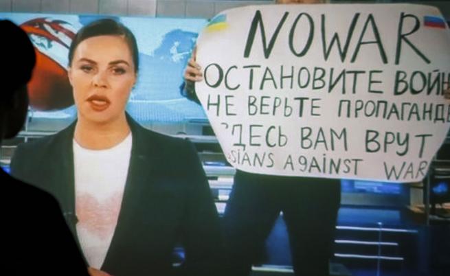 Заклеймена от Кремъл и аплодирана от ЕС: Марина Овсянникова
