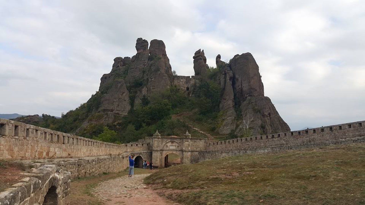 <p>Белоградчишките скали са уникален природен феномен не само в България, но и в цяла Европа, дори може да се каже и в целия свят. Те вълнуват и привличат туристи открай време със своята история, легенди и приказно красива природа. Всяка фигура от комплекса на Белоградчишките скали има свое собствено име &ndash; Монахът, Монахинята, Конникът, Ученичката, Мадоната, Лъвът, Мечката, Адам и Ева, Замъкът.</p>