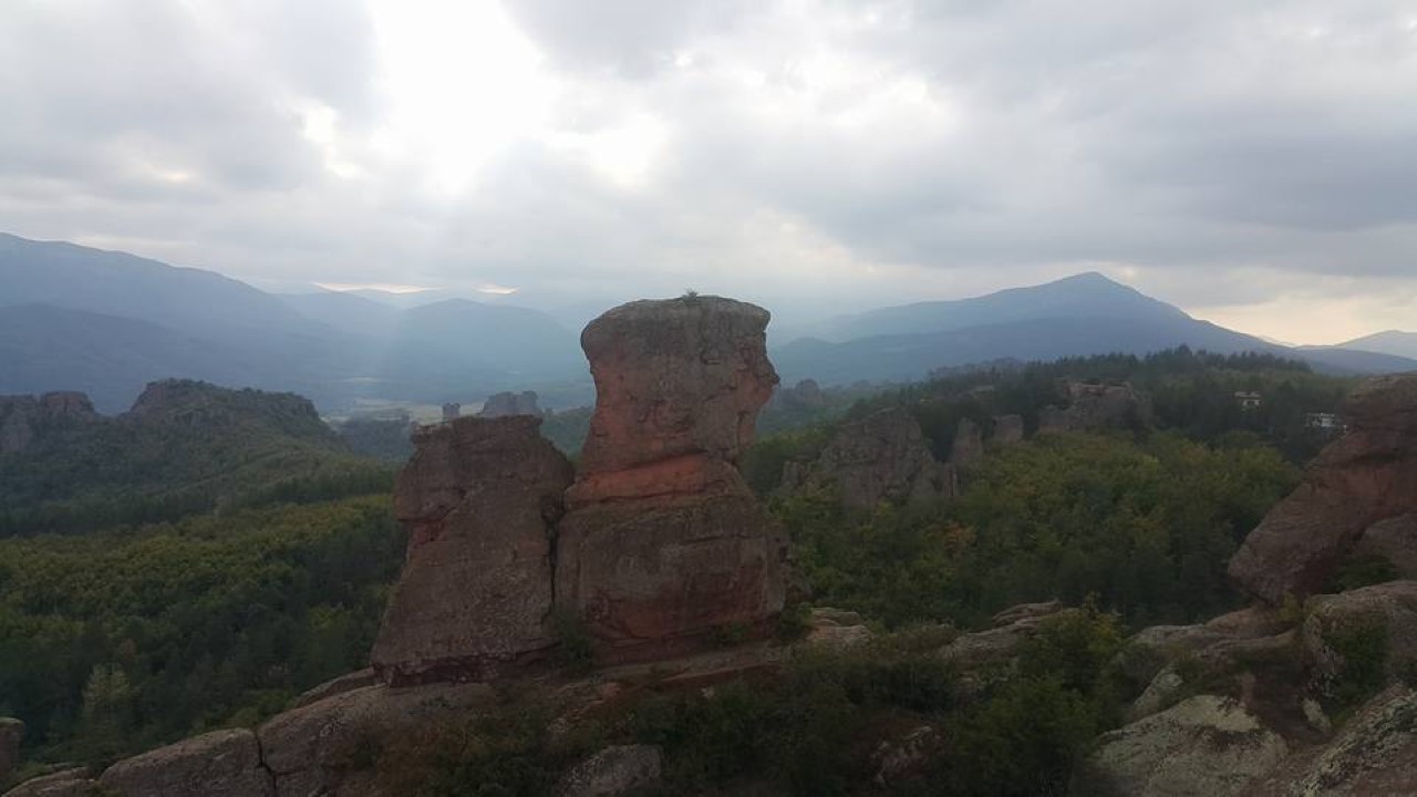 <p>Белоградчишките скали са уникален природен феномен не само в България, но и в цяла Европа, дори може да се каже и в целия свят. Те вълнуват и привличат туристи открай време със своята история, легенди и приказно красива природа. Всяка фигура от комплекса на Белоградчишките скали има свое собствено име &ndash; Монахът, Монахинята, Конникът, Ученичката, Мадоната, Лъвът, Мечката, Адам и Ева, Замъкът.</p>