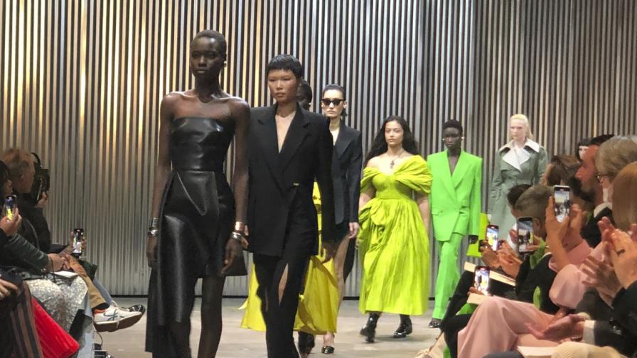 Британската дизайнерка Сара Бъртън заведе модна къща "Александър Маккуин" в Ню Йорк за първи път от 23 години с ревю сред огромни купчини дървени стърготини, подредени в безлюден склад в Бруклин