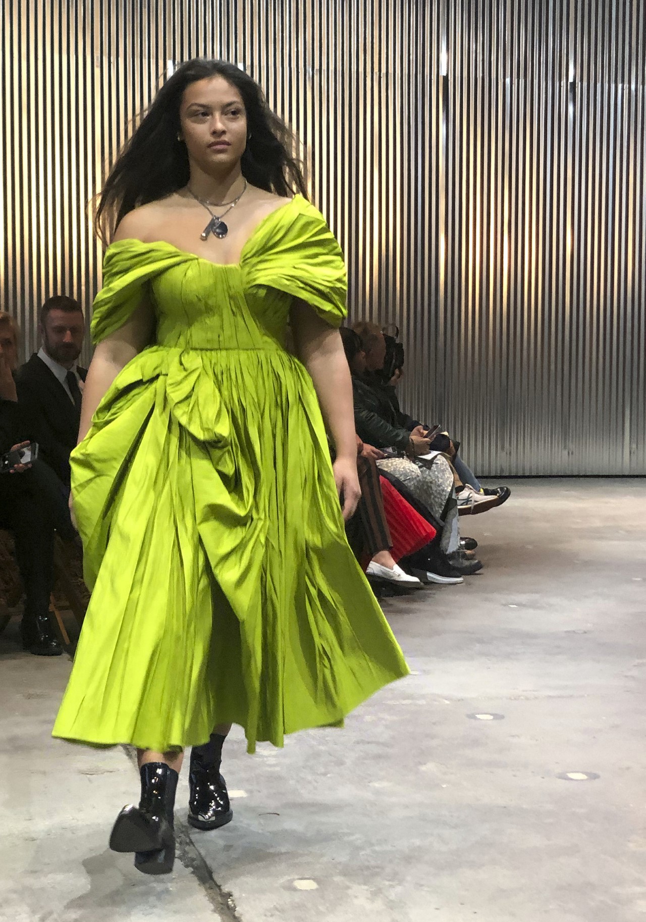 <p>Британската дизайнерка Сара Бъртън заведе модна къща &quot;Александър Маккуин&quot; в Ню Йорк за първи път от 23 години с ревю сред огромни купчини дървени стърготини, подредени в безлюден склад в Бруклин</p>