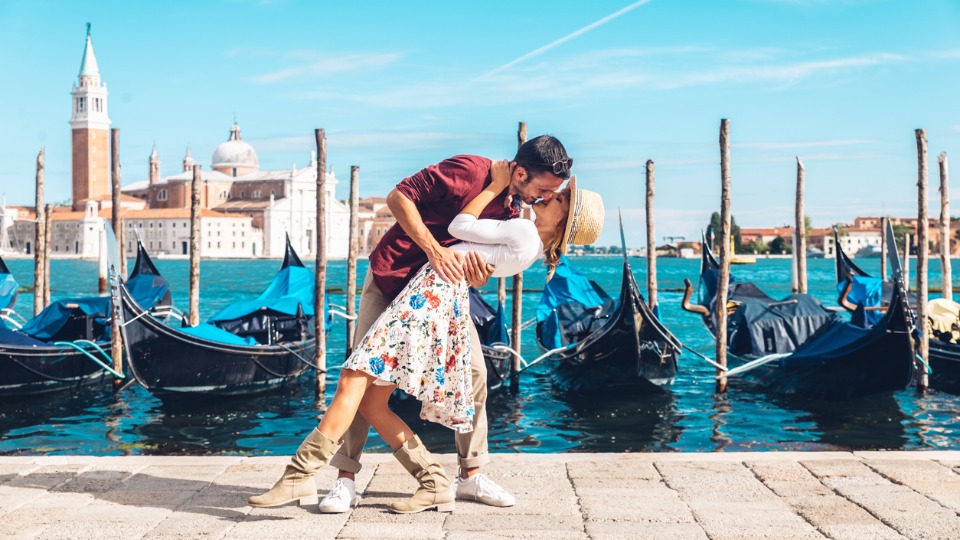 любов двойка връзка италия венеция целувка пътуване пътешествие