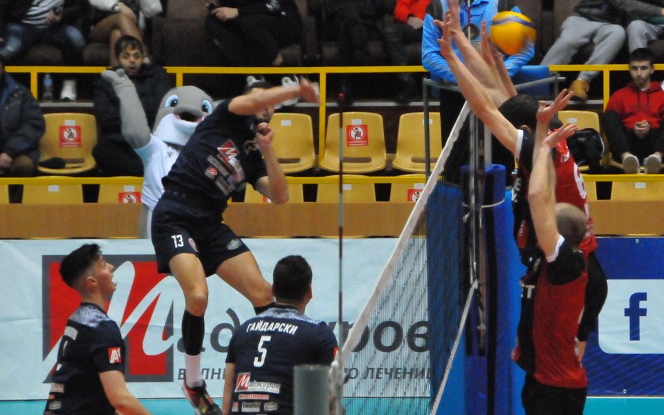 Дея спорт се наложи лесно с 3:0 (25:14, 25:8, 25:9)