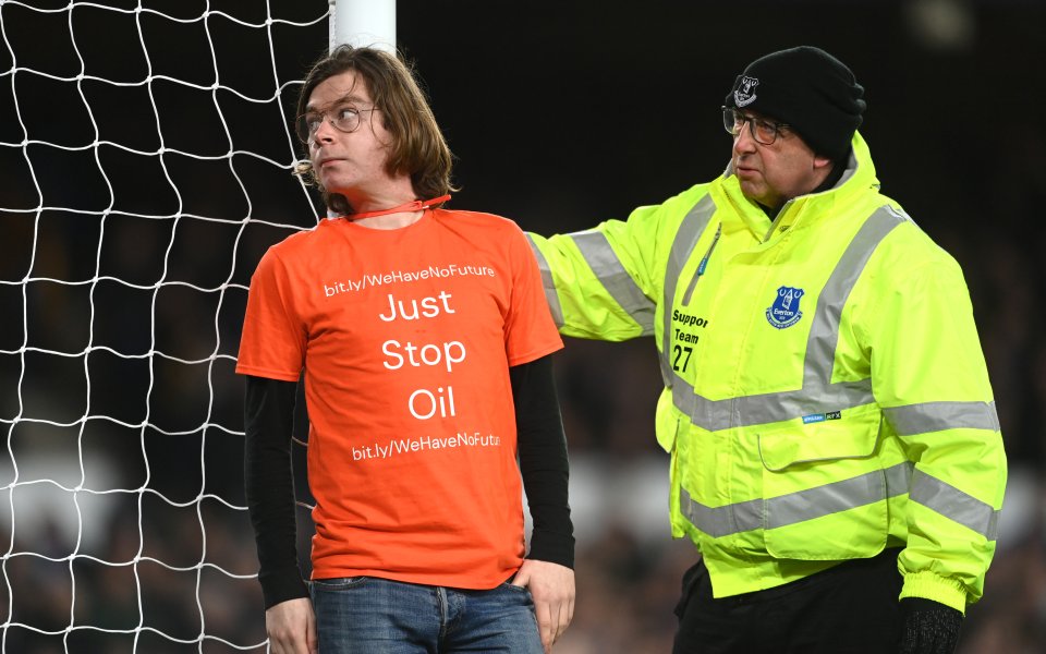 Фен се завърза за страничната греда по време на мача между Евертън и Нюкасъл Юнайтед от Висшата лига, 17.03.2022 г.