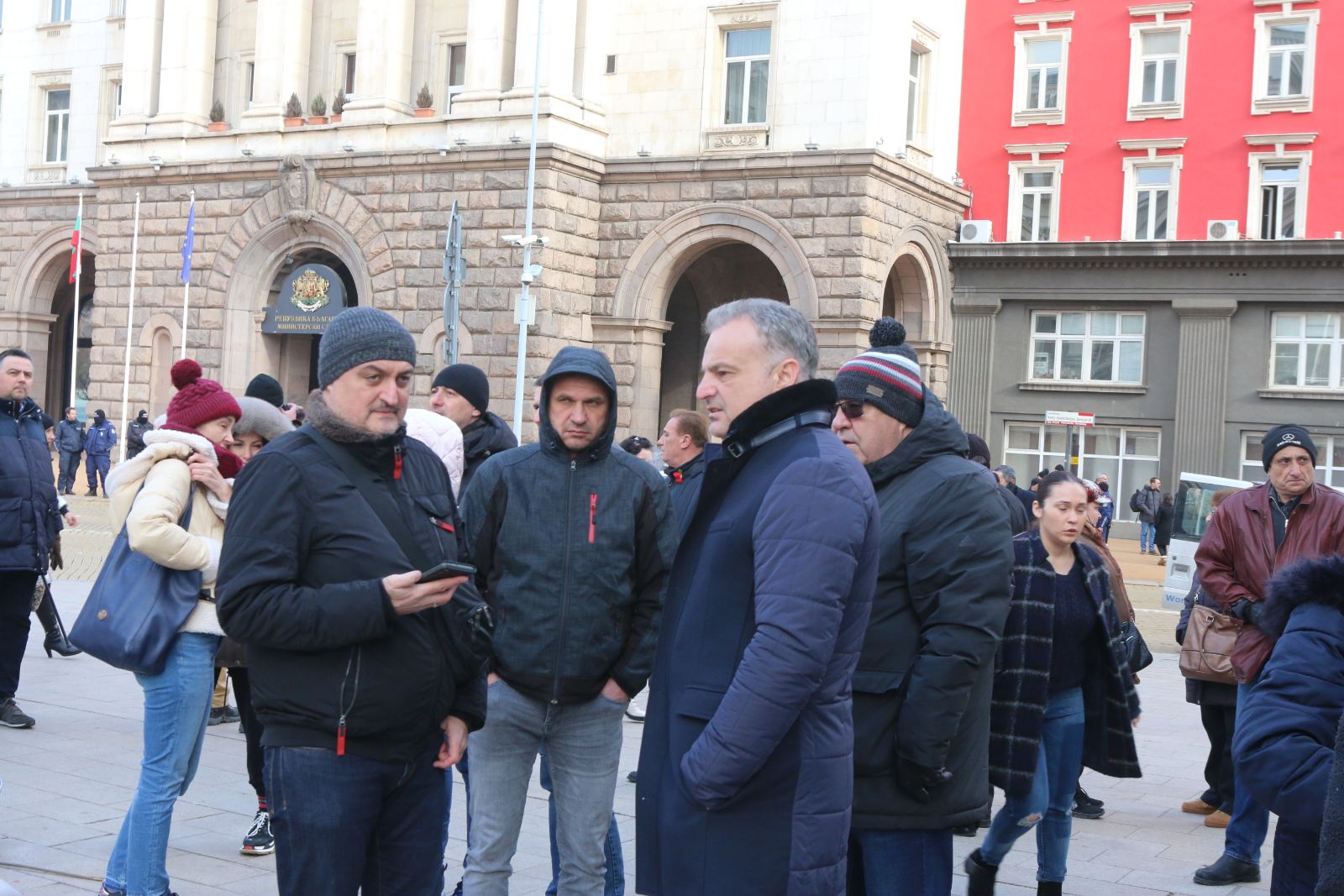<p>Членове и симпатизанти на партия ГЕРБ се събраха пред сградата на Министерския съвет в столицата, за да изразят подкрепа за лидера си Бойко Борисов, който беше задържан при специализирана полицейска операция късно снощи</p>