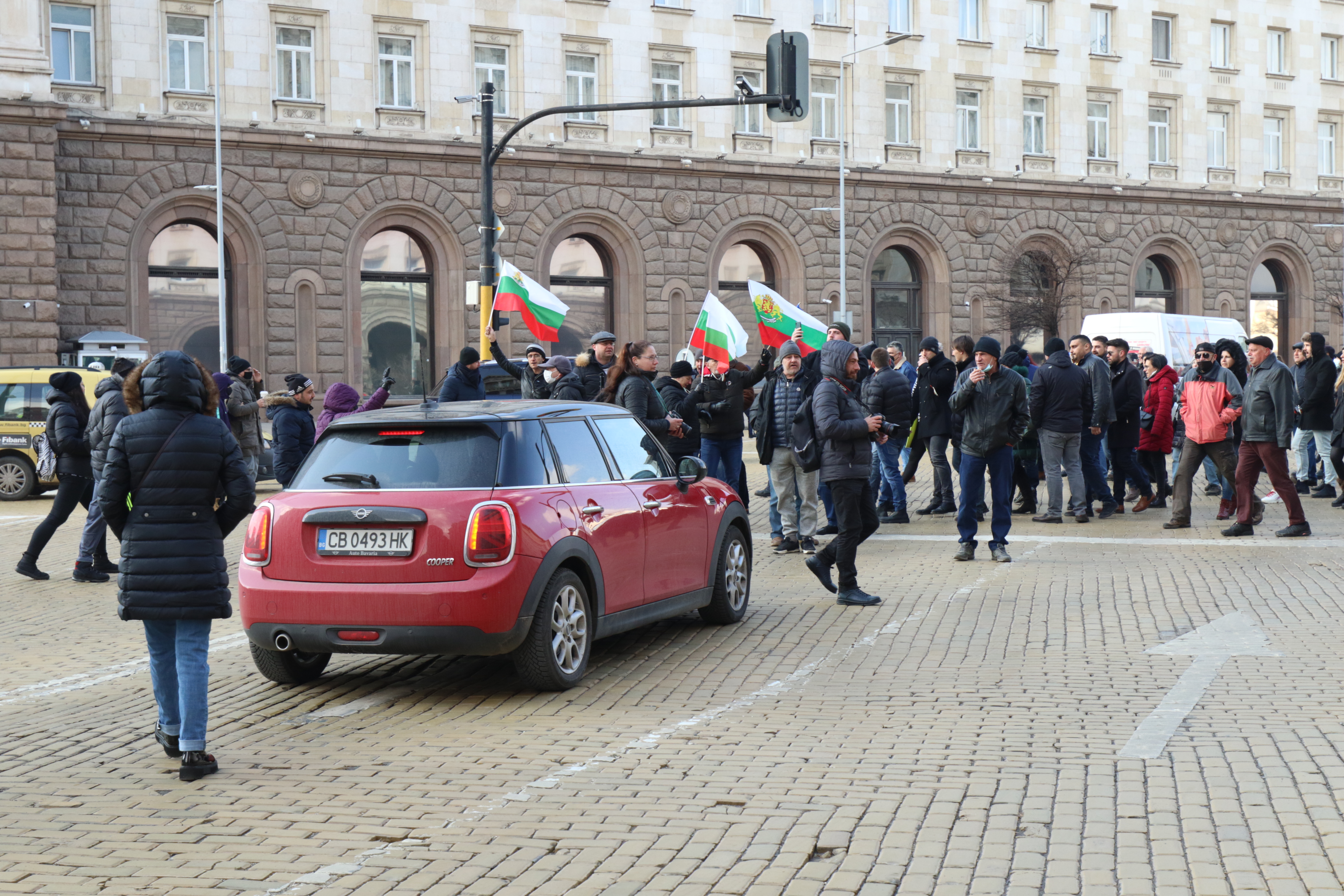 <p>Активисти на ГЕРБ на протест пред Министерски съвет в подкрепа на Борисов</p>