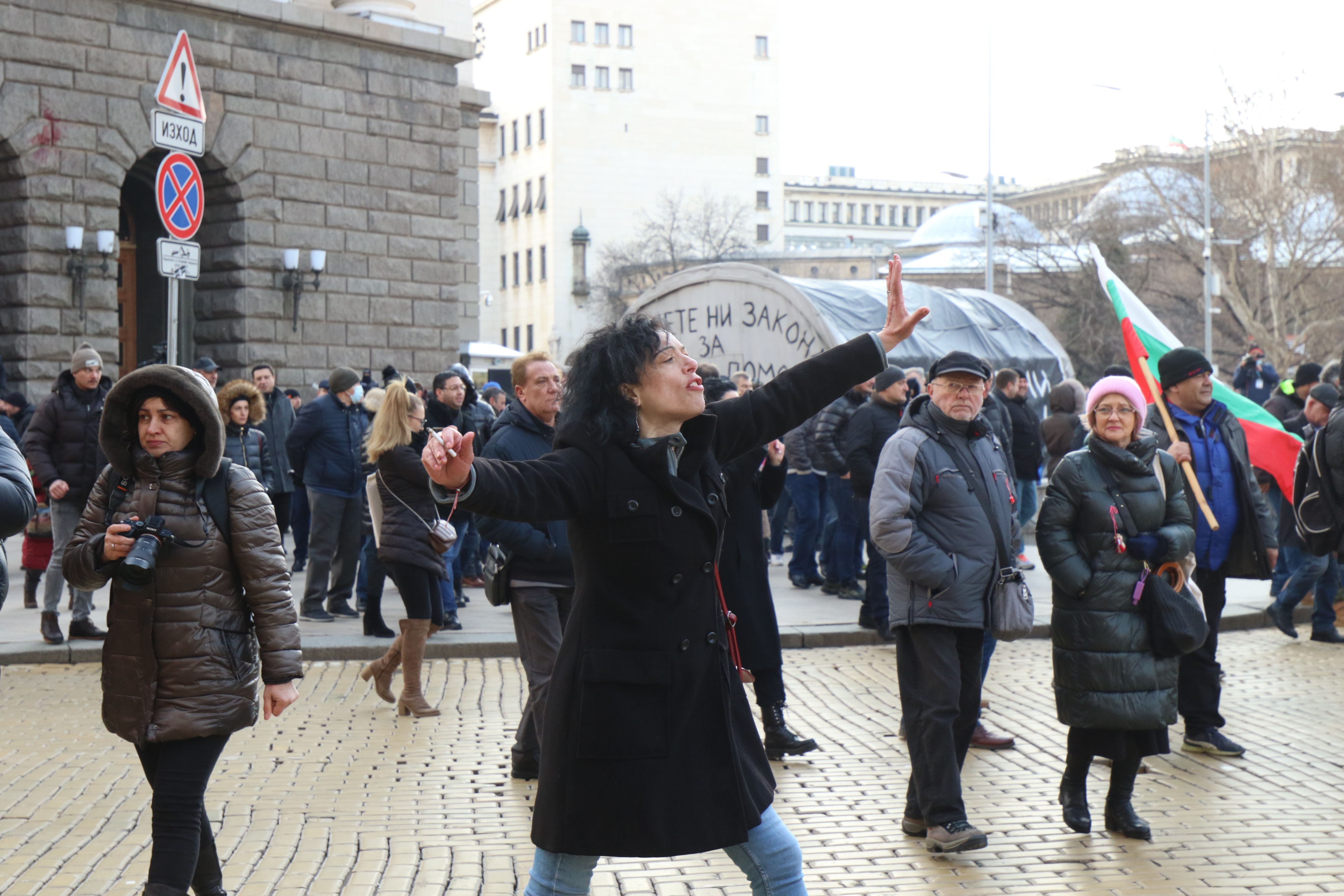 <p>Активисти на ГЕРБ на протест пред Министерски съвет в подкрепа на Борисов</p>