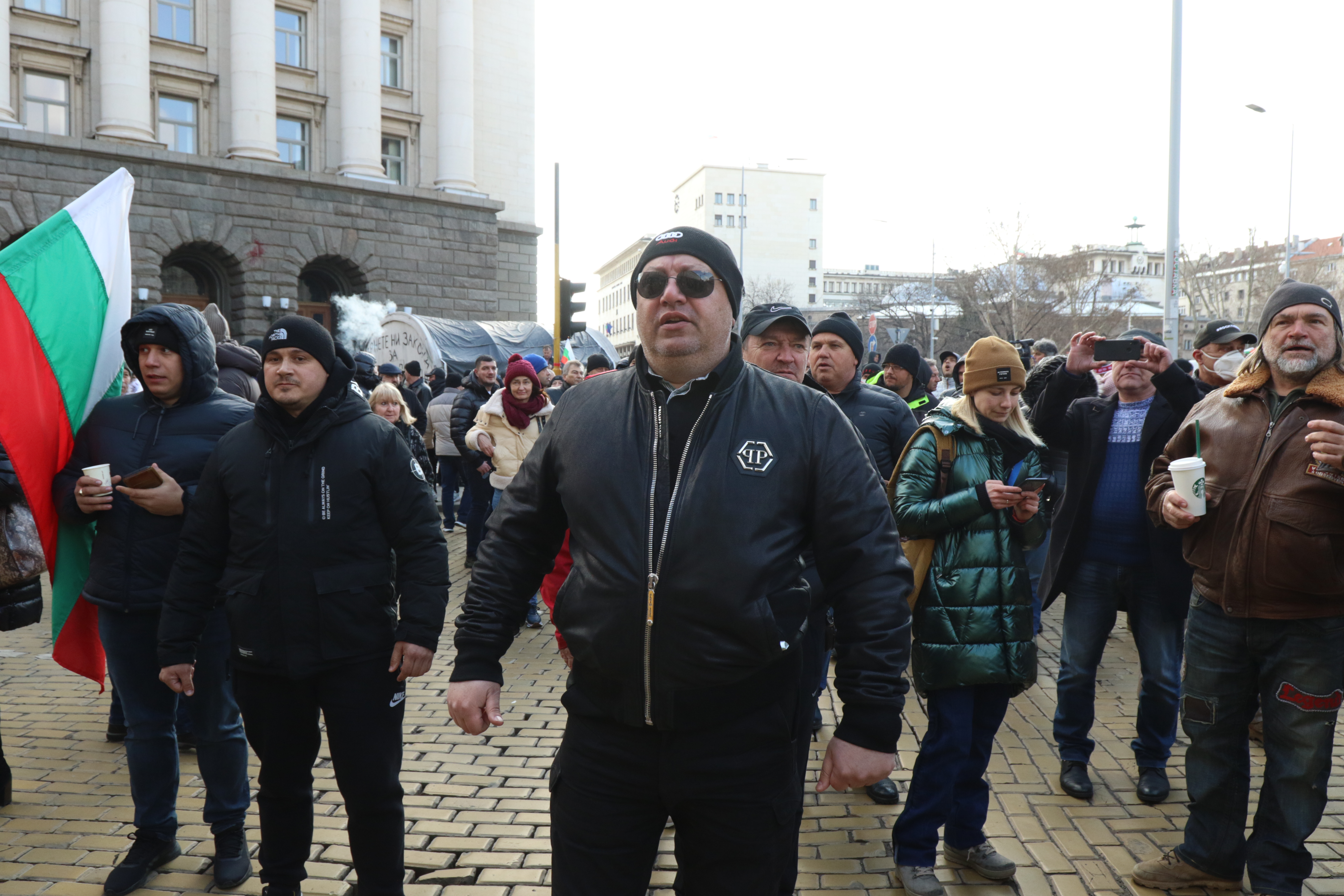 <p>Активисти на ГЕРБ на протест пред Министерски съвет в подкрепа на Борисов</p>