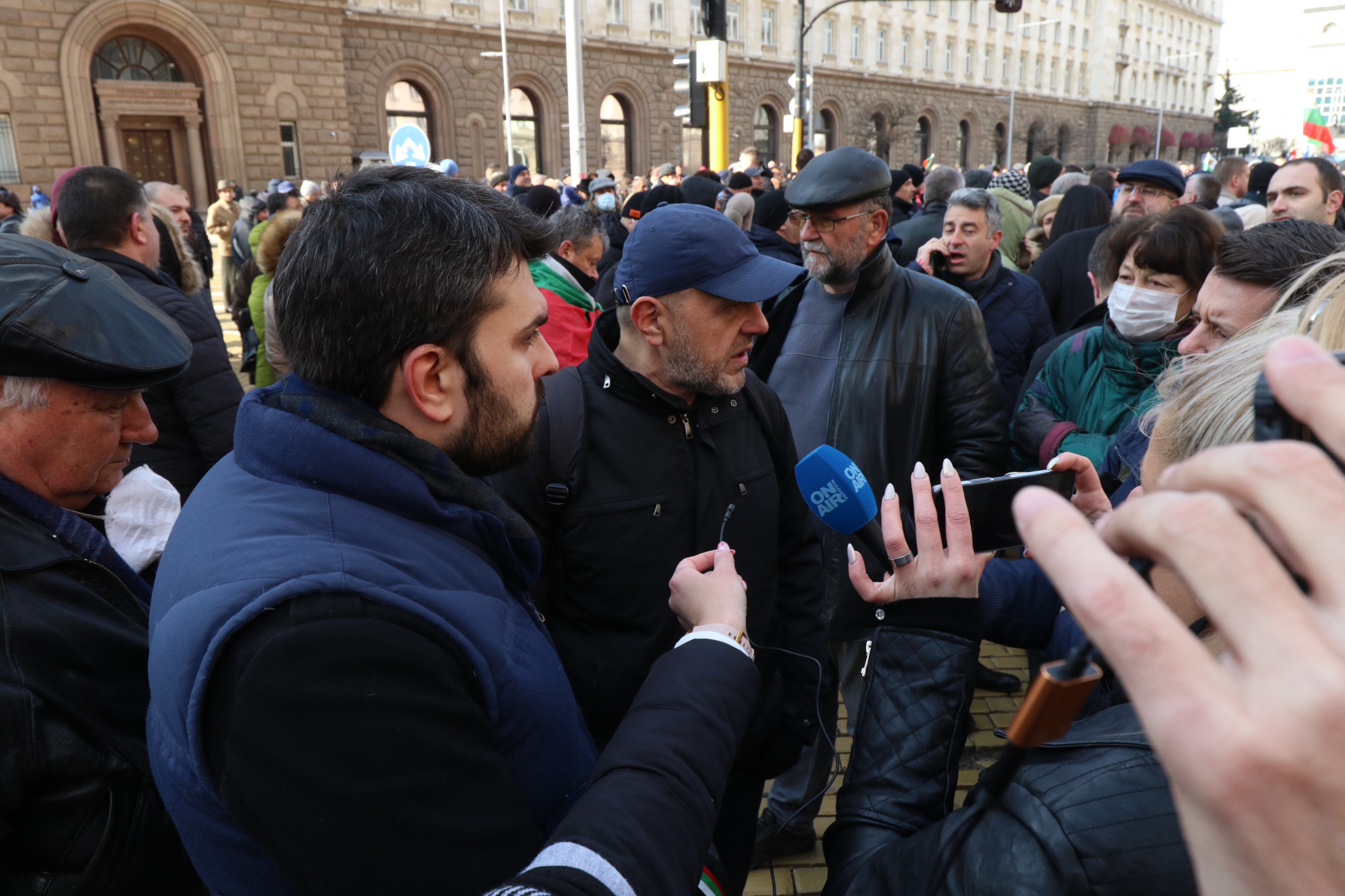 <p>Активисти на ГЕРБ на протест пред Министерски съвет в подкрепа на Борисов</p>