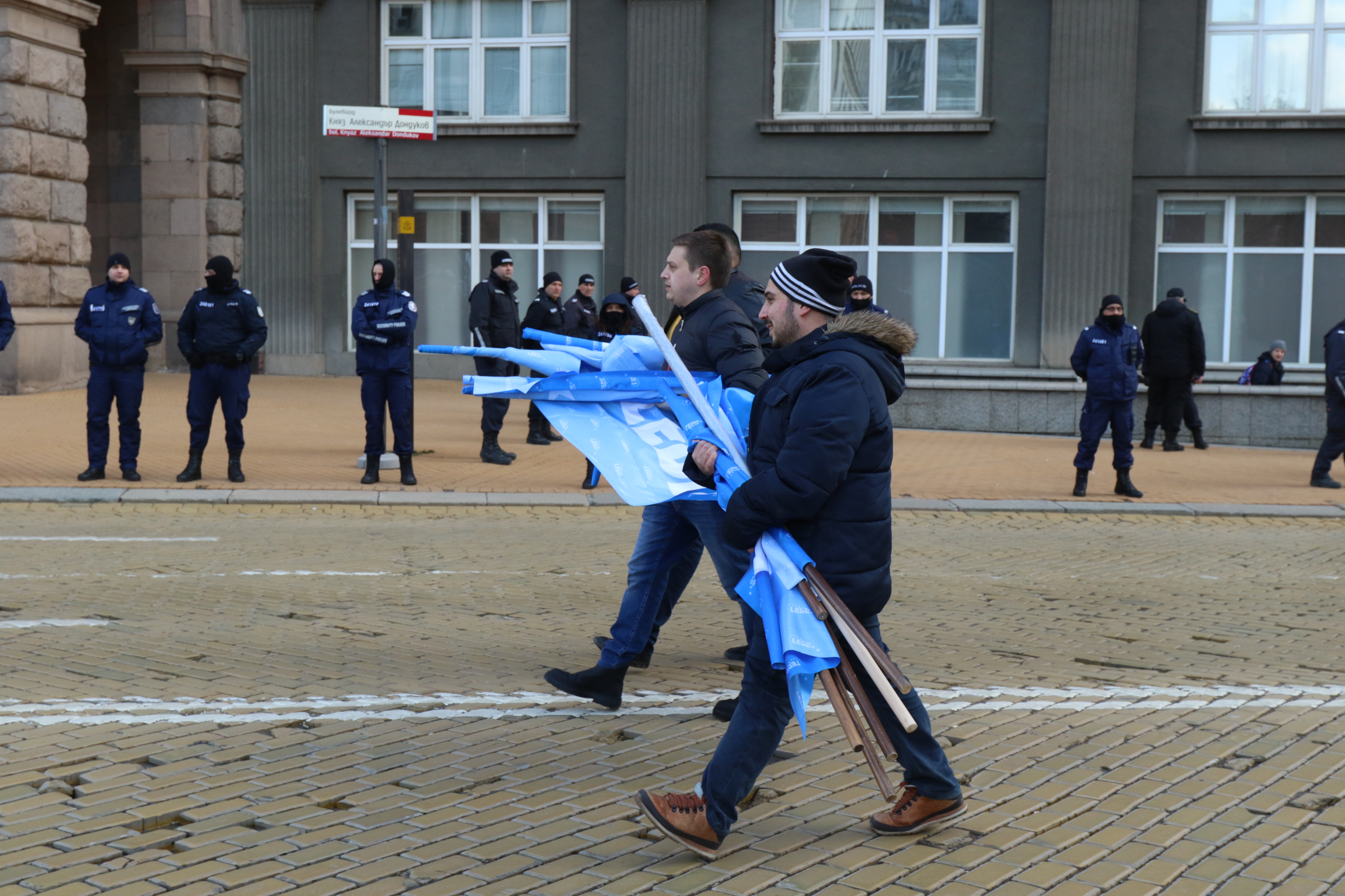 <p>Активисти на ГЕРБ на протест пред Министерски съвет в подкрепа на Борисов</p>