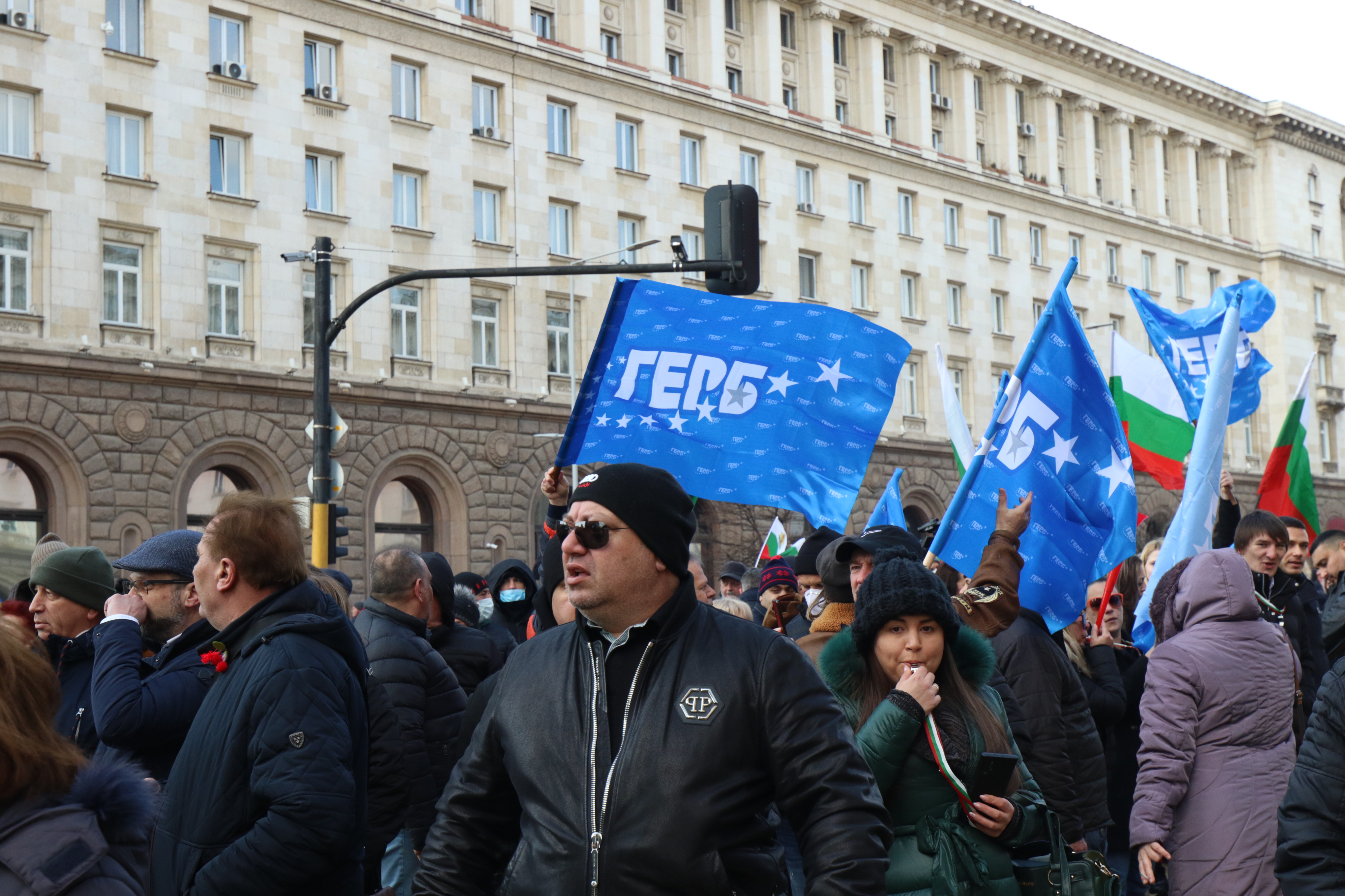 <p>Активисти на ГЕРБ на протест пред Министерски съвет в подкрепа на Борисов</p>