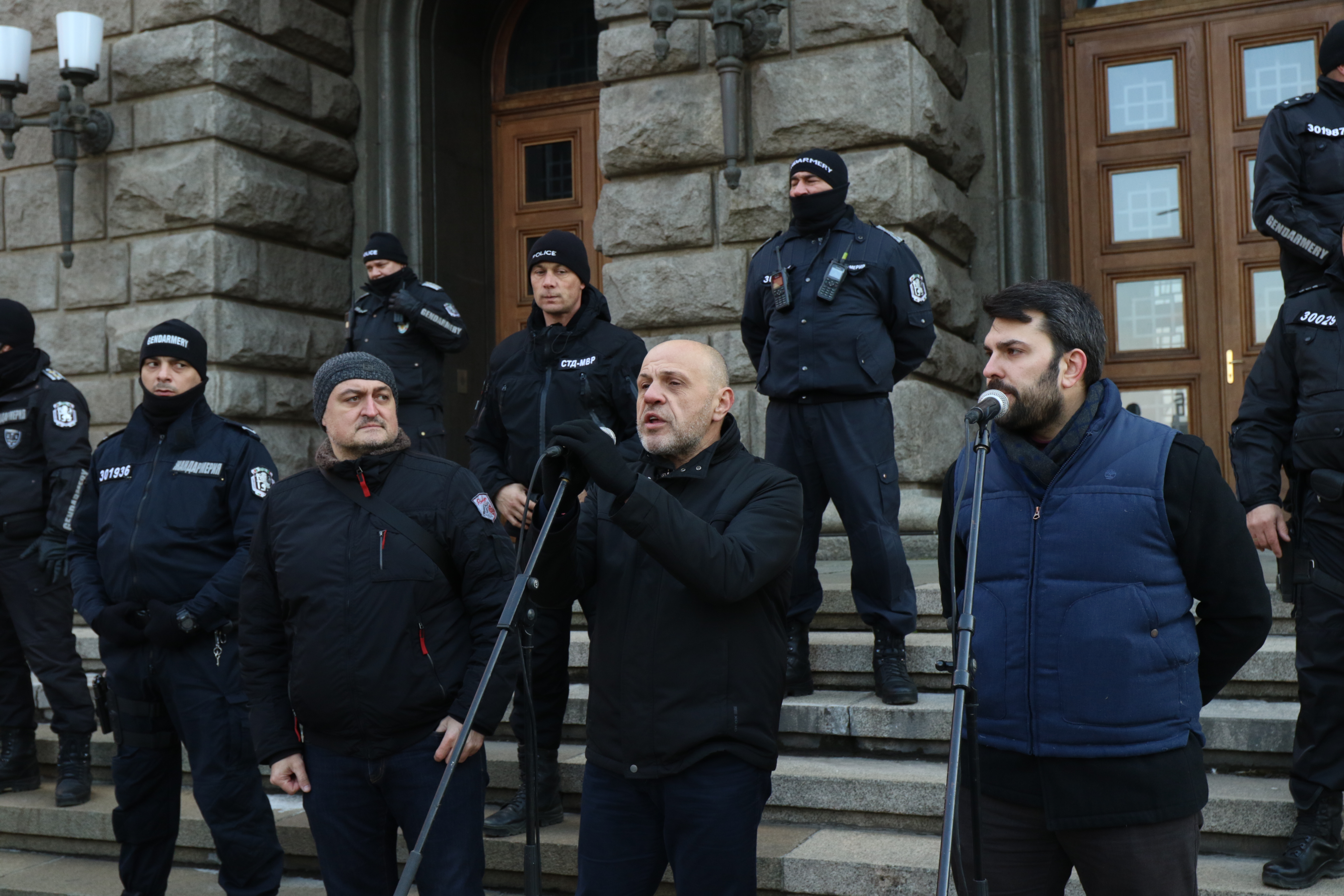 <p>Активисти на ГЕРБ на протест пред Министерски съвет в подкрепа на Борисов</p>