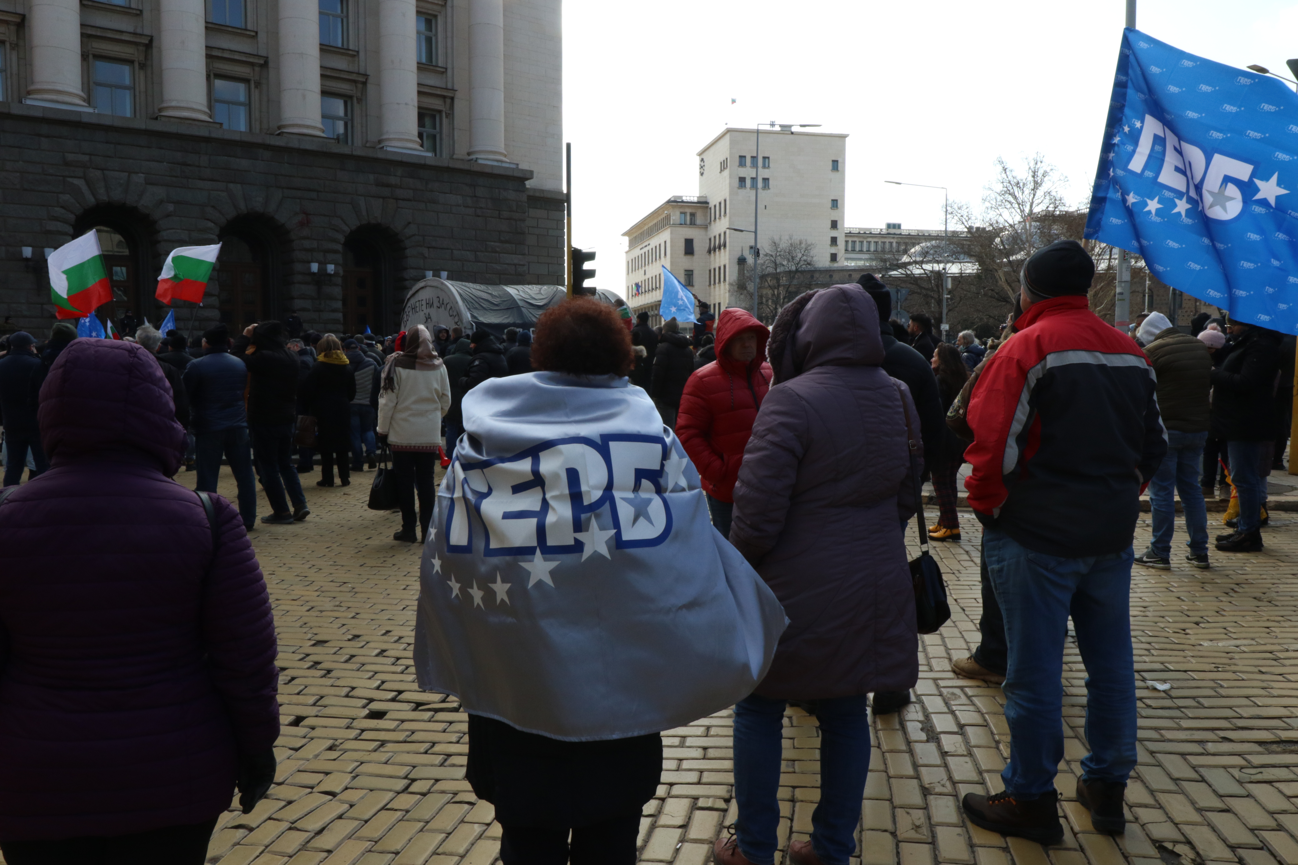 <p>Активисти на ГЕРБ на протест пред Министерски съвет в подкрепа на Борисов</p>