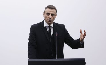 Кандидатът за президент на БФС Димитър Бербатов говори пред присъстващите