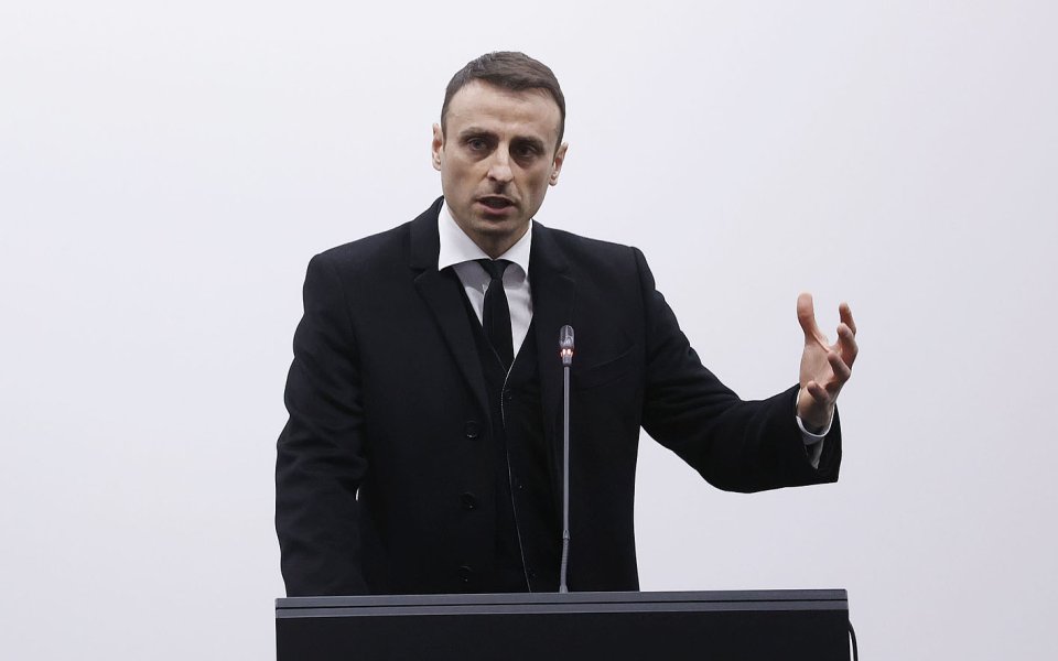Кандидатът за президент на БФС Димитър Бербатов говори пред присъстващите