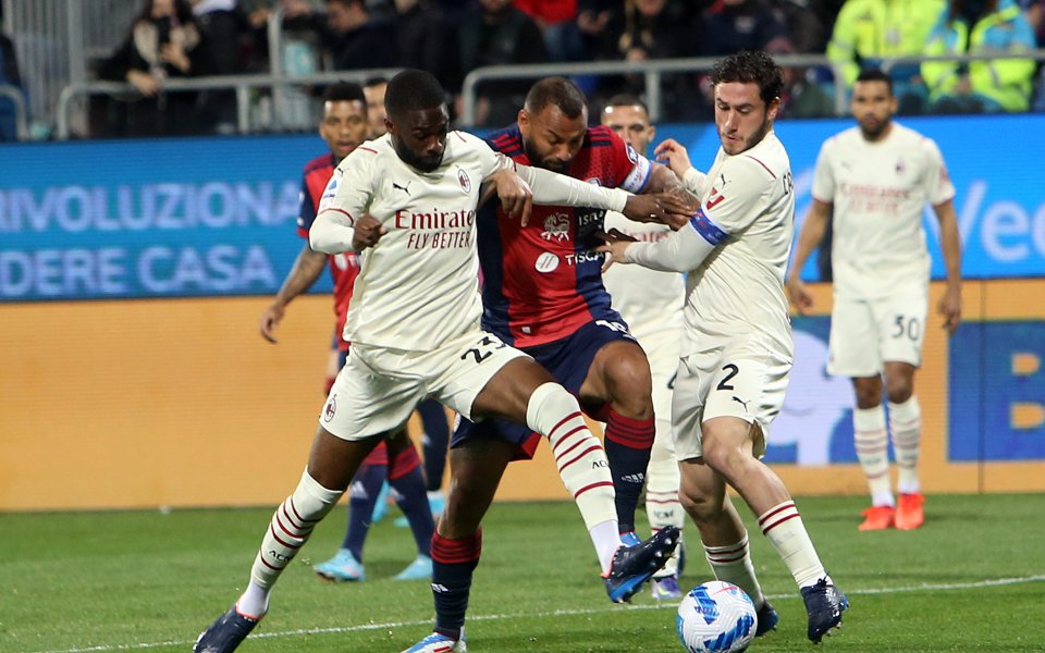 Каляри и Милан играят при резултат 0:1 един срещу друг