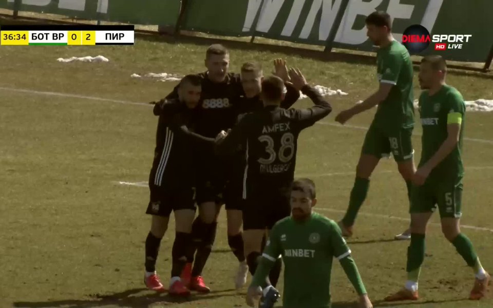 В 37-ата минута Карачанаков догони една топка отляво и намери