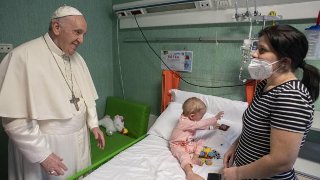  Папа Франциск на посещаване в болница в Рим, която лекува деца, ранени в Украйна 