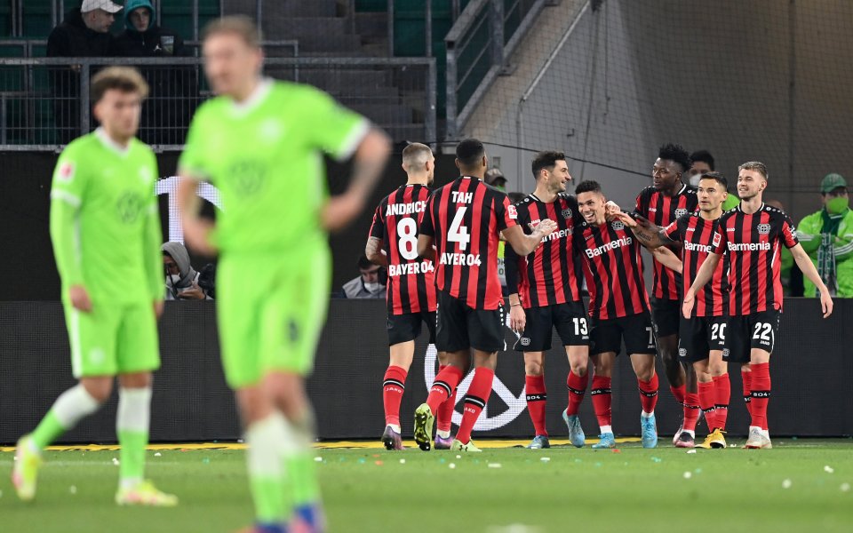 Байер (Леверкузен) постигна трудна победа с 2:0 в гостуването си