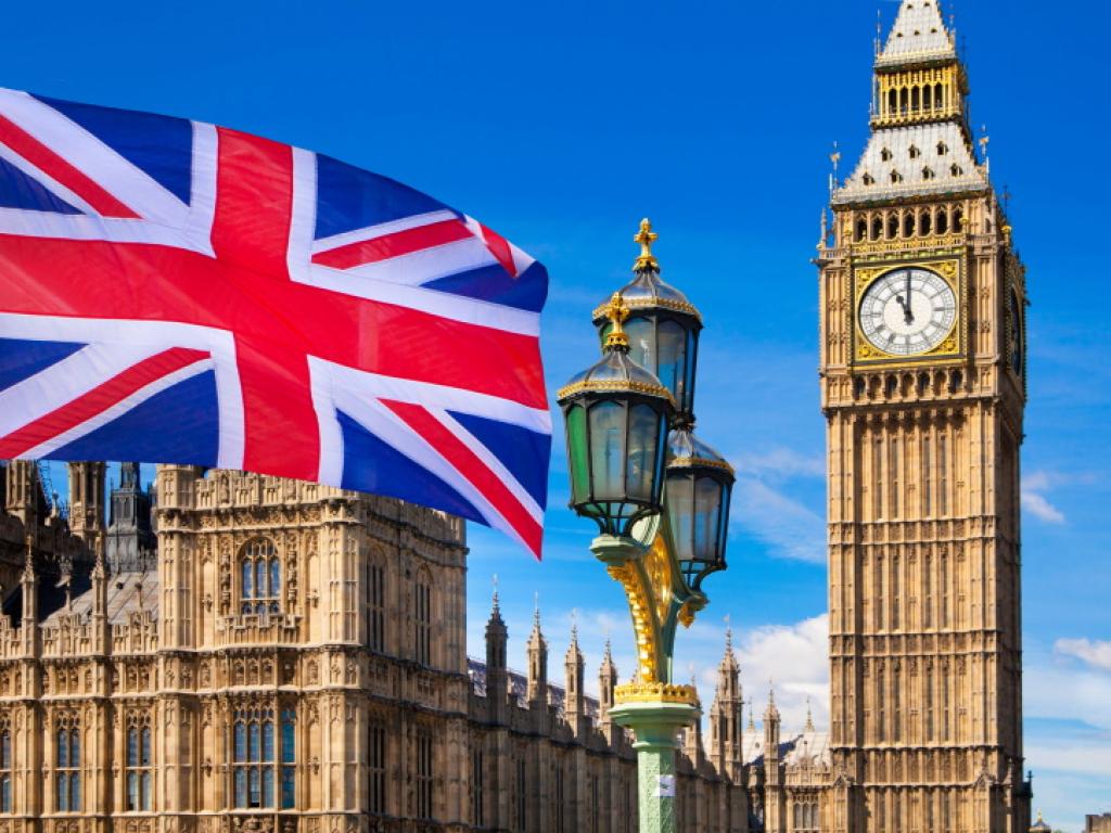 Великобритания забрани на чуждестранни студенти да водят семействата си в