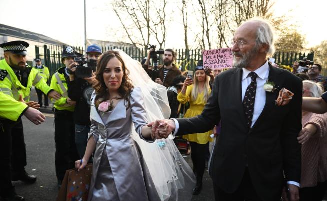 Основателят на "УикиЛийкс" Джулиан Асандж се ожени за дългогодишната си партньорка Стела Морис. На снимките се вижда как тя напуска затвора "Белмарш" в Лондон, Англия, с бащата на Джулиан Асандж, след сватбата