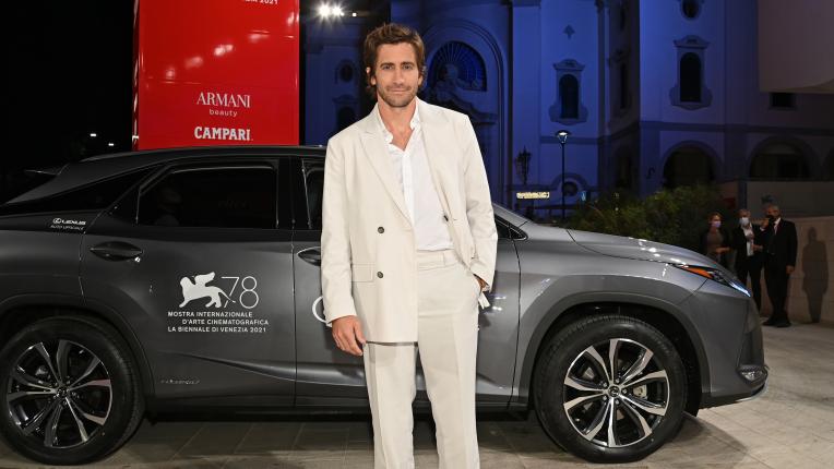  Елегантен в бяло: Джейк Джиленхол на Филмовия фестивал във Венеция, 2021 година 