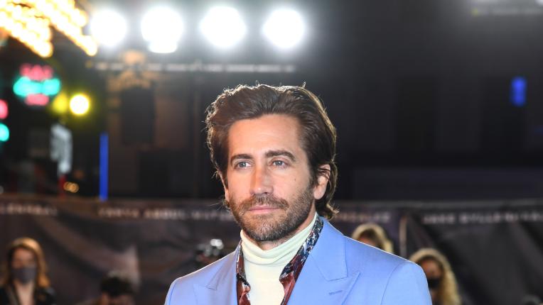 Джейк Джиленхол е стилен в синьо на британската премиера на „Линейката“